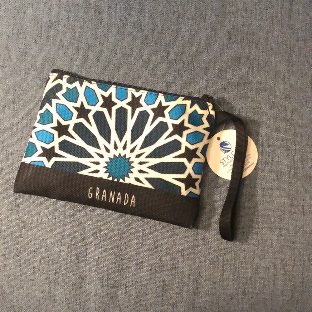 🇪🇸 NWT! Granada, España wristlet in shades of blue